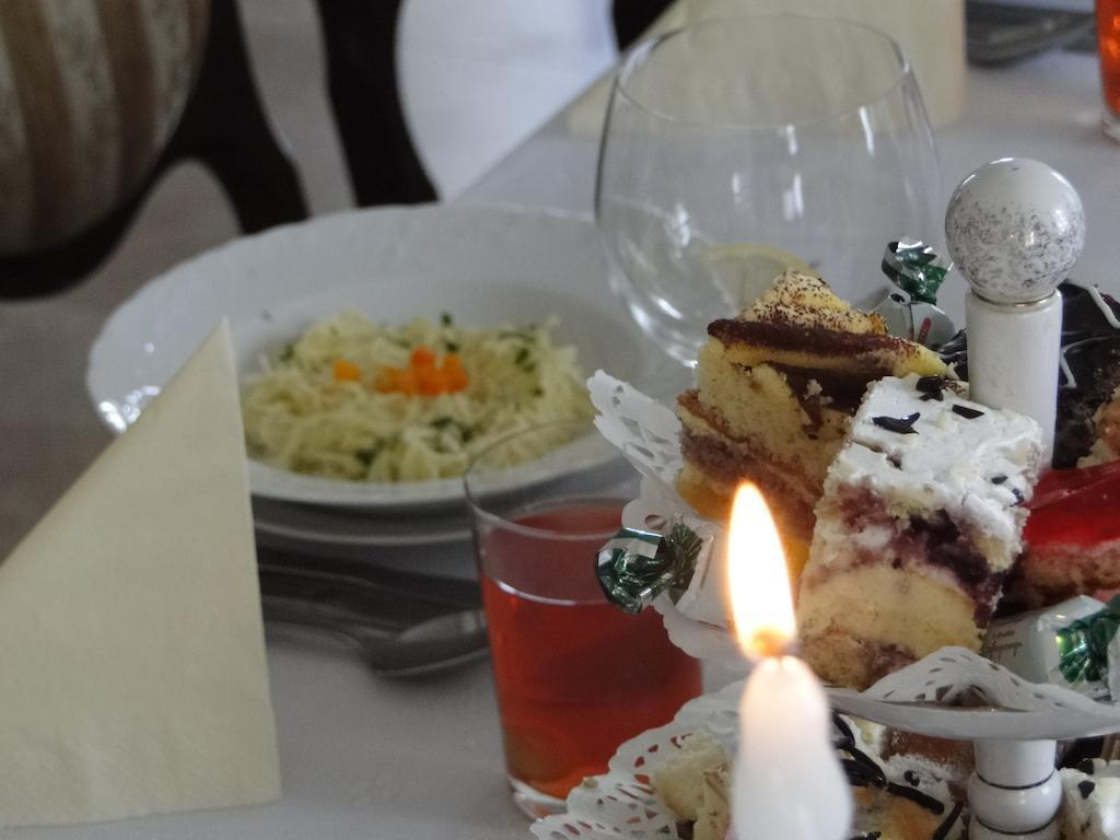 Pokoje Goscinne W Ratuszu Огродженец Екстериор снимка